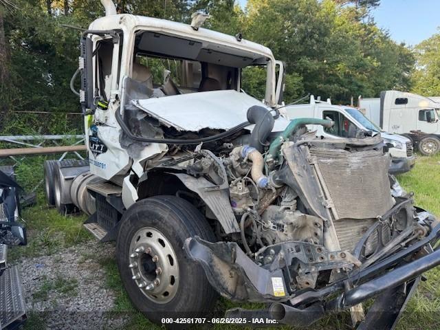  Salvage Volvo Vn