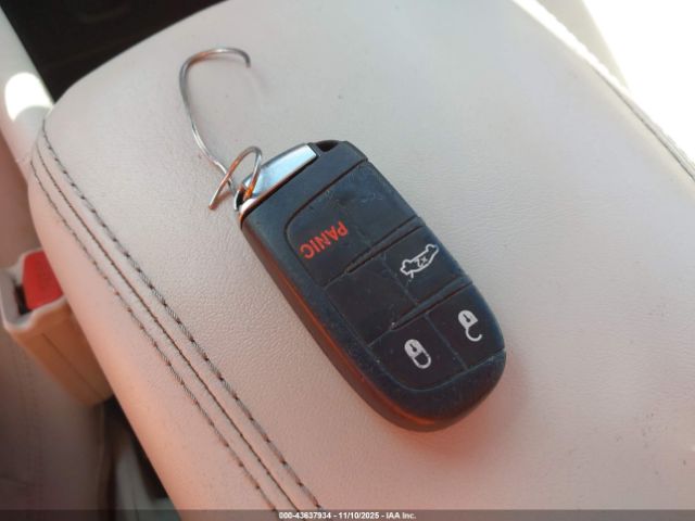 Chrysler 200 Limited Image 16