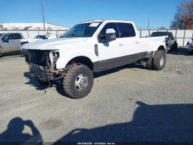 Ford F-350 Lariat Image 4